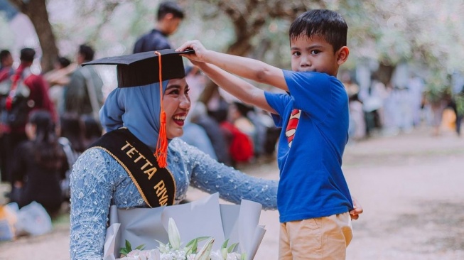  Potret Soleh Solihun Dampingi Istri Wisuda S2 (Instagram/@solehsolihun)