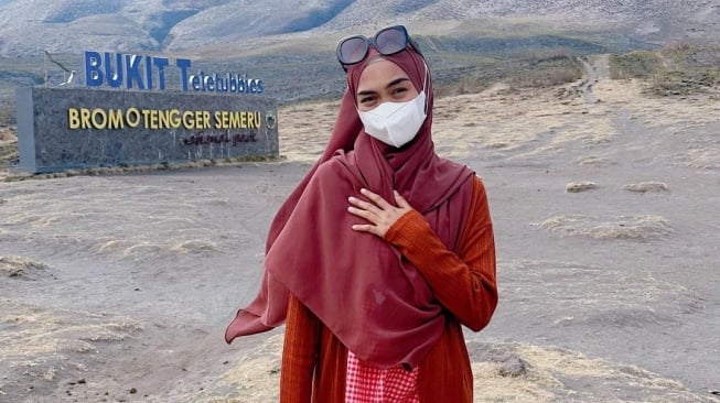 Potret Ria Ricis Ajak Moana ke Gunung Bromo (Instagram/@riaricis1795)