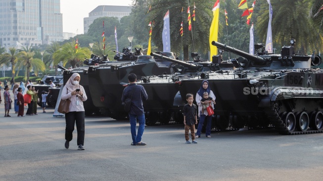 Sejumlah warga melihat pameran alutsista di kawasan Monas, Jakarta, Senin (25/9/2023). [Suara.com/Alfian Winanto]