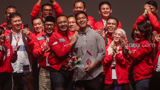 Ketua umum PSI periode sebelumnya Giring Ganesha memberikan selamat kepada Ketua Umum PSI yang baru, Kaesang Pangarep pada acara Kopdarnas Deklarasi Politik PSI di Djakarta Theater, Jakarta, Senin (25/9/2023). [Suara.com/Alfian Winanto]