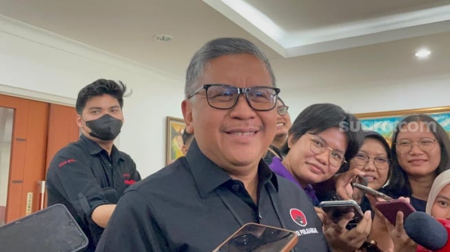 Sekretaris Jenderal DPP PDI Perjuangan (PDIP), Hasto Kristiyanto di Kantor DPP PDIP, Jalan Diponegoro, Jakarta Pusat, Senin (25/9/2023). (Suara.com/Bagaskara)