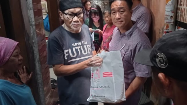 Pada Selasa (19/9/2023) dan Rabu (20/9/2023) YWA bergerilya ke lima titik lokasi yang berada di Jakarta dan Tangerang untuk melaksanakan pembagian bahan pokok kepada anggota masyarakat [Wahana].