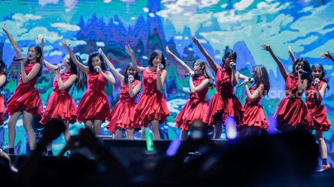 Idol Grup JKT48 saat tampil menghibur penonton dalam gelaran Pestapora 2023 di Jiexpo Kemayoran, Jakarta, Minggu (24/9/2023). [Suara.com/Alfian Winanto]