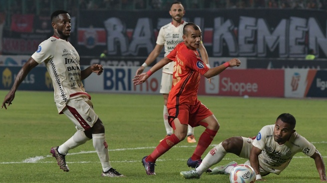 Pesepak bola Persija Jakarta Riko Simanjuntak (tengah) berebut bola dengan dua pesepak bola Bali United Fc Jean Privat (kiri) dan Ardi Idrus pada lanjutan Liga 1 di Stadion Patriot Chandrabhaga, Bekasi, Jawa Barat, Minggu (24/9/2023). Pertandingan berakhir imbang 1-1. ANTARA FOTO/ Fakhri Hermansyah/nz