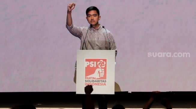 Ketua umum baru Partai Solidaritas Indonesia, Kaesang Pangarep memberikan pidato politiknya pada acara Kopdarnas Deklarasi Politik PSI di Djakarta Theater, Jakarta, Senin (25/9/2023). [Suara.com/Alfian Winanto]