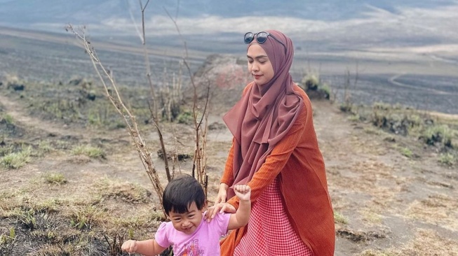 Potret Ria Ricis Ajak Moana ke Gunung Bromo (Instagram/@riaricis1795)