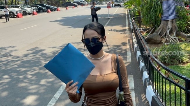 Outfit Siskaee Penuhi Panggilan Polda: Tenteng Map Biru Pakai Dress Press Body dengan Belahan Dada Rendah