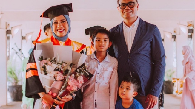  Potret Soleh Solihun Dampingi Istri Wisuda S2 (Instagram/@solehsolihun)