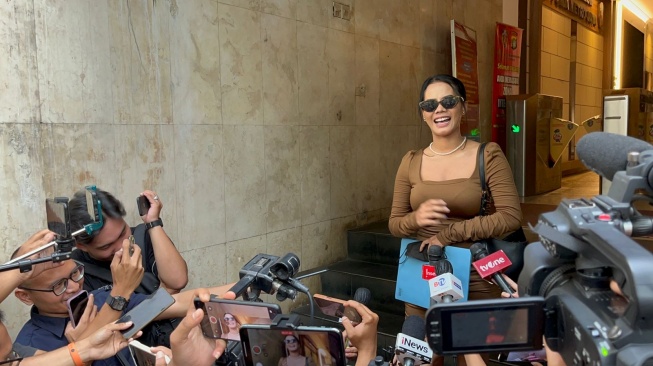 Selebgram Siskaeee usai diperiksa penyidik terkait kasus produksi film porno atau bokep di Polda Metro Jaya, Jakarta Selatan, Senin (25/9/2023).