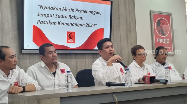 Kepala Bapilpres Projo, Panel Barus (tengah) tengah menyampaikan soal Rakernas yang rencananya akan digelar pada Oktober 2023 di Kantor Projo, Jakarta Selatan, Senin (25/9/2023). (Suara.com/Rakha)