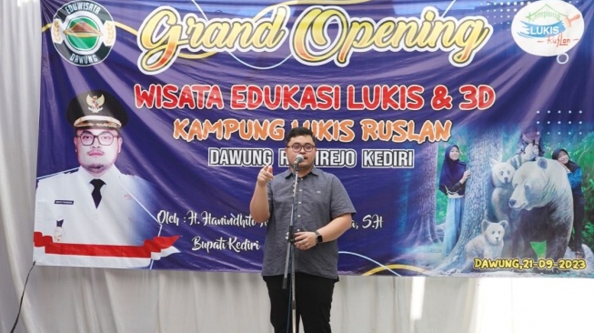 Resmikan Wisata Edukasi, Mas Dhito Berharap Kampung Lukis Ruslan Cetak Banyak Pelukis di Kediri