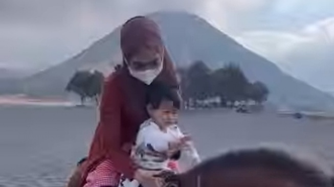 Potret Ria Ricis Ajak Moana ke Gunung Bromo (Instagram/@riaricis1795)