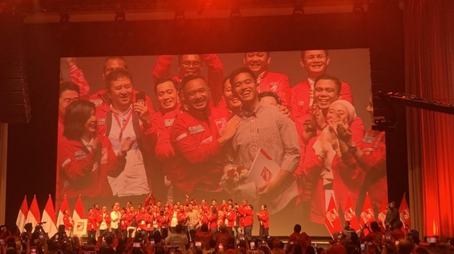 Ketum PSI yang baru, Kaesang Pangarep mendapat bucket bunga dari Giring Ganesha selaku ketum sebelumnya pada acara Kopdarnas di Djakarta Theatre, Jakarta Pusat, Senin (25/9/2023). [Suara.com/Rakha]