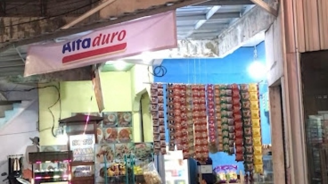 Alfamart versus Alfaduro, Duel Toko Kelontong Melawan Supermarket Modern