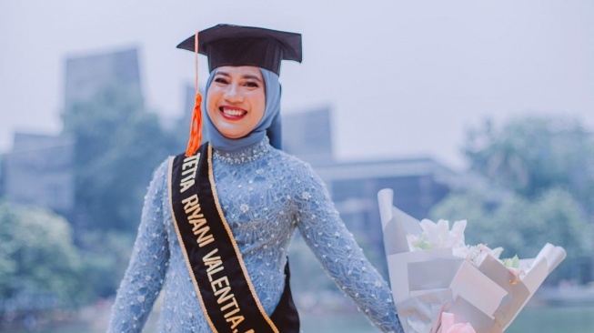  Potret Soleh Solihun Dampingi Istri Wisuda S2 (Instagram/@solehsolihun)