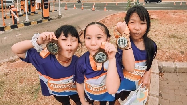 8 Potret Gempi Pertama Kali Ikut Kids Run, Berhasil Finish dan Raih Medali