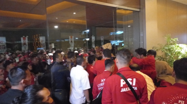 Ricuh! Ratusan Kader PSI Berebut Masuk Djakarta Theatre Jelang Acara Kopdarnas