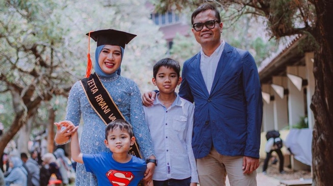  Potret Soleh Solihun Dampingi Istri Wisuda S2 (Instagram/@solehsolihun)