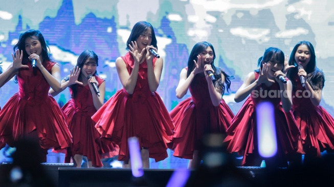 Idol Grup JKT48 saat tampil menghibur penonton dalam gelaran Pestapora 2023 di Jiexpo Kemayoran, Jakarta, Minggu (24/9/2023). [Suara.com/Alfian Winanto]