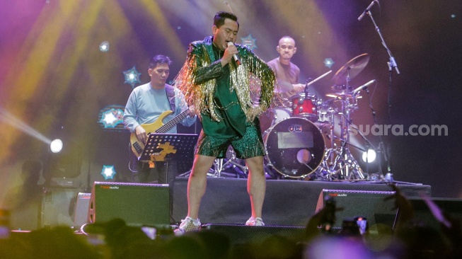 Pedangdut Nassar saat tampil menghibur penonton dalam gelaran Pestapora 2023 di Jiexpo Kemayoran, Jakarta, Minggu (24/9/2023). [Suara.com/Alfian Winanto]