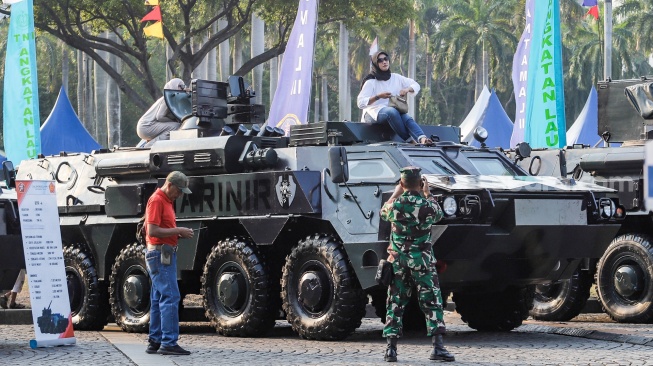 Sejumlah warga melihat pameran alutsista di kawasan Monas, Jakarta, Senin (25/9/2023). [Suara.com/Alfian Winanto]