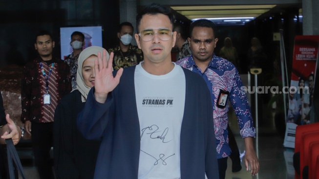 Artis Raffi Ahmad berjalan keluar usai mengisi acara di Gedung Merah Putih KPK, Jakarta, Selasa (26/9/2023). [Suara.com/Alfian Winanto]