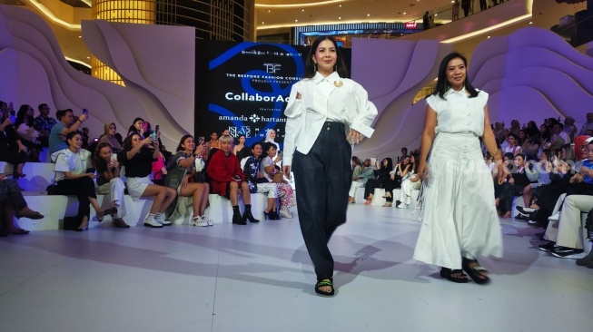 Margaux White Label rilis Koleksi bertajuk “One Fine Day” yang terinspirasi dari gaya musim semi, yang penuh semangat dan percaya diri di TBF CollaborAction bersama Fashion Nation ke-17 Senayan City, Jakarta, Minggu (25/9/2023). (Foto: Suara.com/Ririn Indriani)