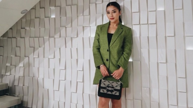 Inspirasi 5 OOTD Smart Casual Wanita ala Nikita Willy, ke Kantor dan Ngampus Lebih Pede