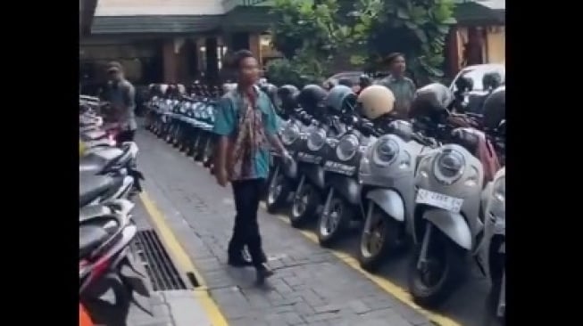 Disusun Rapi Sesuai Warna dan Merek, Area Parkiran UAD Kampus 3 Jogja Tuai Pujian Netizen: Tukang Parkirnya OCD?