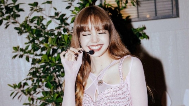 Lisa BLACKPINK Hadir di Paris Tanpa Staf YG Entertainment, Jadi Tanda Tinggalkan Agensi?