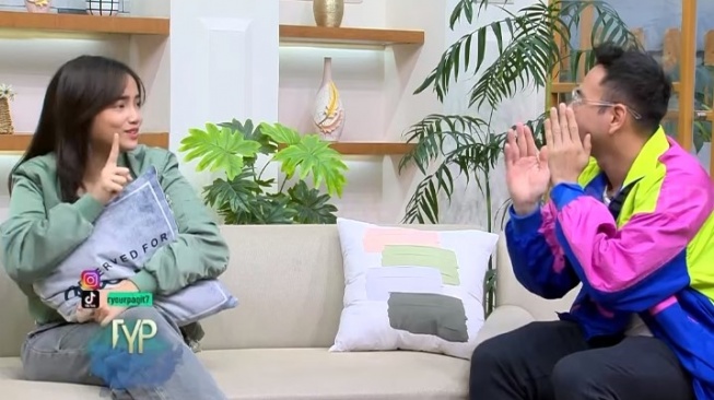 Fuji Salting saat Raffi Ahmad mau sebut nama Asnawi (YouTube/Transmedia)