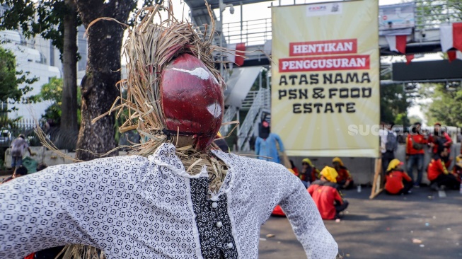 Massa yang tergabung dalam Komisi Nasional Pembaruan Agraria (KNPA) melakukan aksi dalam puncak acara Peringatan Hari Tani Nasional 2023 di kawasan Patung Kuda, Jakarta, Selasa (26/9/2023). [Suara.com/Alfian Winanto]
