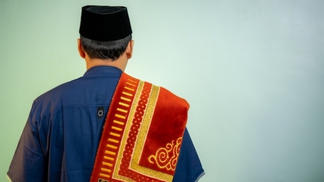 Bacaan Sholat Isya Sendiri Lengkap Tulisan Arab dan Artinya, dari Niat sampai Salam