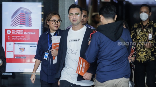 Artis Raffi Ahmad berjalan keluar usai mengisi acara di Gedung Merah Putih KPK, Jakarta, Selasa (26/9/2023). [Suara.com/Alfian Winanto]