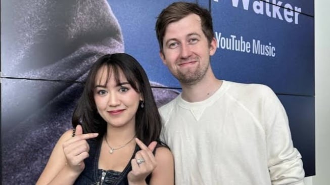 Happy Asmara Unggah Foto Bersama Alan Walker, Berharap Bisa Collab Tahun Depan