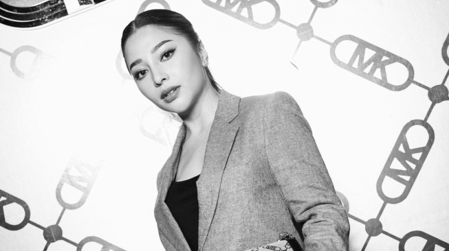 5 Pesona Nikita Willy Saat Kenakan Koleksi Terbaru Michael Kors: Elegan dan Nampak Mewah!