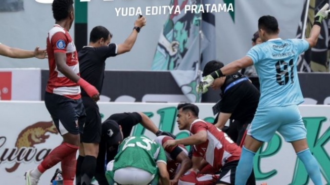 Sempat Terkapar Saat Halau Tendangan Bebas Pemain PSS, Yuda Editya Berangsur Pulih