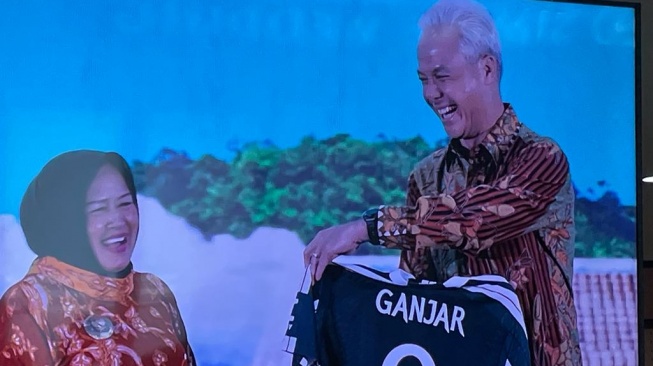 Hadiri Rakernas DPP Papdesi, Ganjar Dapat Kado Jersey MU Nomor Punggung 8