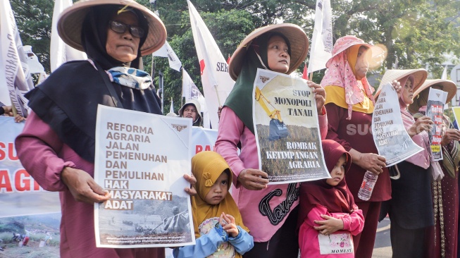 Massa yang tergabung dalam Komisi Nasional Pembaruan Agraria (KNPA) melakukan aksi dalam puncak acara Peringatan Hari Tani Nasional 2023 di kawasan Patung Kuda, Jakarta, Selasa (26/9/2023). [Suara.com/Alfian Winanto]
