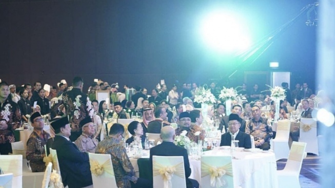 The moment when the 5th President of the Republic of Indonesia Megawati Soekarnoputri and Minister of Defense Prabowo Subianto sat together at the same table at the 93rd Saudi Arabian National Day event in Newsdelivers.com, Monday (25/9).  (screenshot/Instagram)