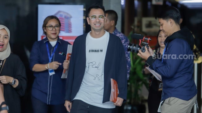 Artis Raffi Ahmad berjalan keluar usai mengisi acara di Gedung Merah Putih KPK, Jakarta, Selasa (26/9/2023). [Suara.com/Alfian Winanto]