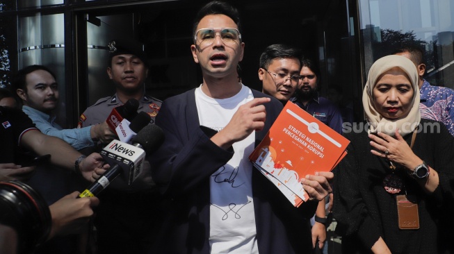 Artis Raffi Ahmad berjalan menemui awak media usai mengisi acara di Gedung Merah Putih KPK, Jakarta, Selasa (26/9/2023). [Suara.com/Alfian Winanto]