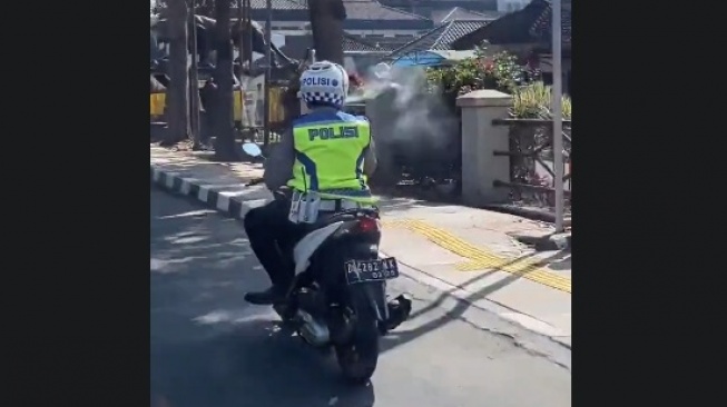 Oknum Polisi di Lembang Tercyduk Merokok Sambil Naik Motor, Netizen Nyinyir: Emang Contoh Masyarakat