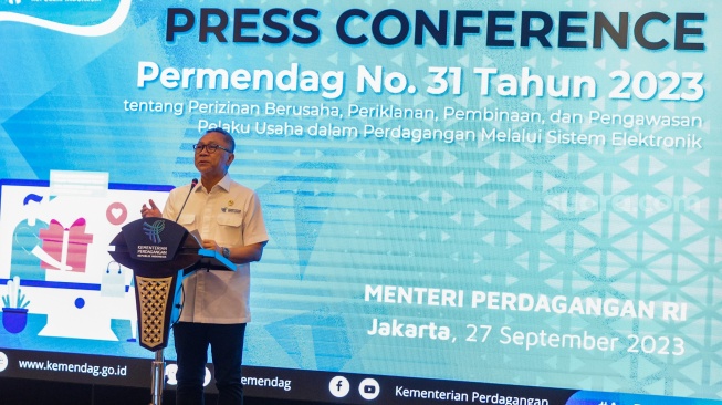 Menteri Perdagangan Zulkifli Hasan memberikan keterangan di Kementerian Perdagangan, Jakarta, Rabu (27/9/2023). [Suara.com/Alfian Winanto]
