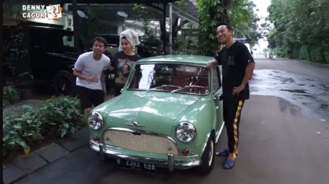 Mobil klasik Mini Cooper Morris milik Denny Cagur