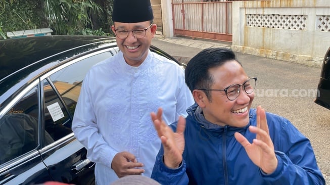 Capres Anies Baswedan menyambut cawapresnya Muhaimin Iskandar sebelum melakukan sesi pemotretan di kediaman Anies, Lebak Bulus, Jakarta, Rabu (27/9/2023). (Suara.com/Novian)