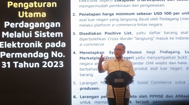 Menteri Perdagangan Zulkifli Hasan memberikan keterangan di Kementerian Perdagangan, Jakarta, Rabu (27/9/2023). [Suara.com/Alfian Winanto]
