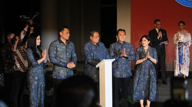 Presiden ke-6 RI Susilo Bambang Yudhoyono (SBY), Agus Harimurti Yudhoyono (AHY) dan Annisa Pohan, Edhie Baskoro Yudhoyono alias Ibas dan Siti Ruby Aliya Rajasa. (Instagram @agusyudhoyono)