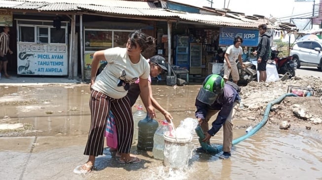 Potret Miris Warga Tarumajaya Bekasi Ambil Air dari Pipa Perbaikan PDAM (Suara.com/Mae Harsa)