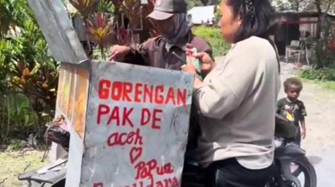 Pria Asal Probolinggo Jualan Gorengan di Pedalaman Papua, Pendapatan Per Hari Lampaui PNS